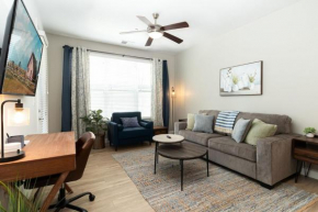 Peaceful APT with Mountain Views and King Bed, Private Patio, Hot Tub, Pool, Gym, Free Parking, Free WIFI & Desk Workspace